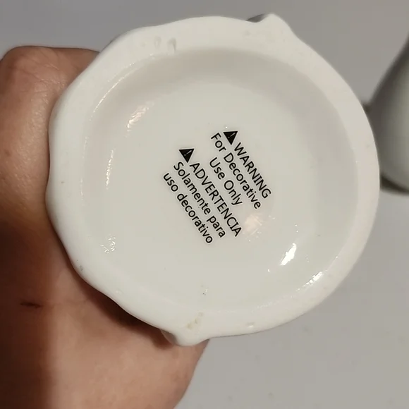 ASSORTMENT OF WHITE CERAMICS. - Picture 13 of 13